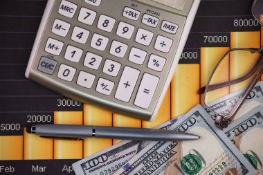 Ofiste, masada iş yapmak için aksesuarlar.