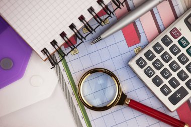 Ofiste, masada iş yapmak için aksesuarlar.