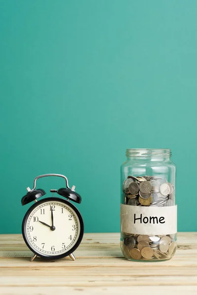 Reloj despertador con frasco de monedas - Concepto de negocio —  Fotos de Stock