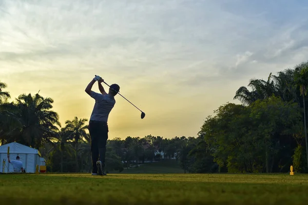 Silhouette des Golfers — Stockfoto