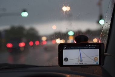 GPS cihazı arabanın üstüne