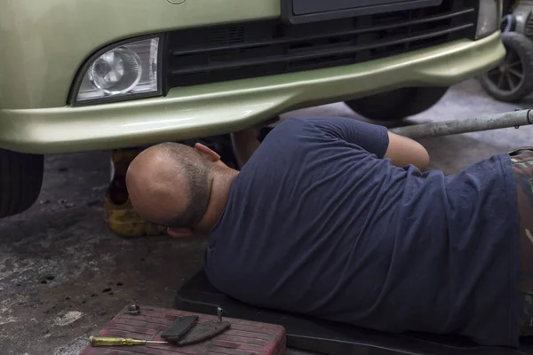 Mecânico de automóveis no trabalho — Fotografia de Stock