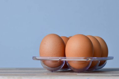 Tavuk yumurtalarını yakın.