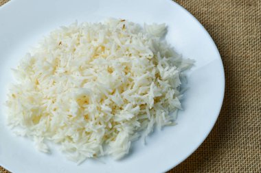 İzole edilmiş arka plandaki tabakta beyaz pirinci kapat.