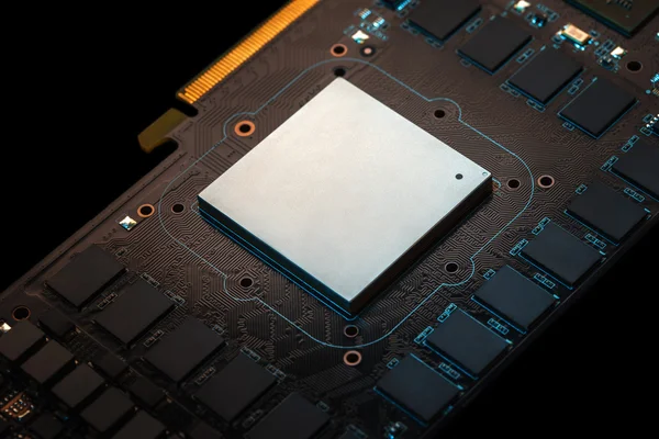 Сучасний графічний процесор, оточений чипами пам'яті — стокове фото