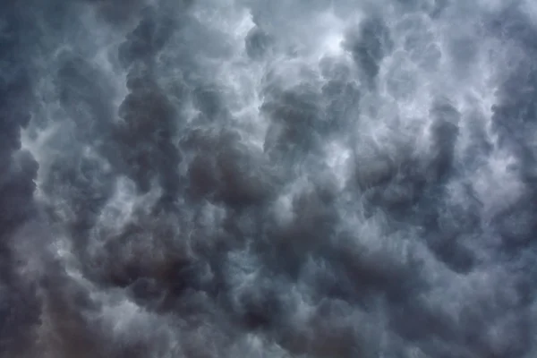 Nuvens escuras fundo antes de um trovão-tempestade — Fotografia de Stock