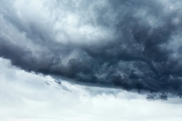 Stormy cloudscape fundo com parte céu claro — Fotografia de Stock