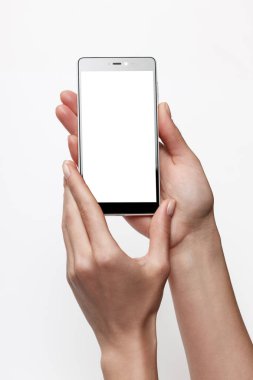 Boş ekran ile Smartphone tutan eller