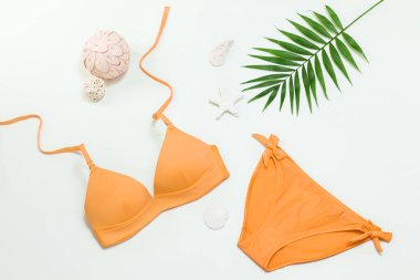 Deniz kabukları ve palmiye yapraklı mayo seti