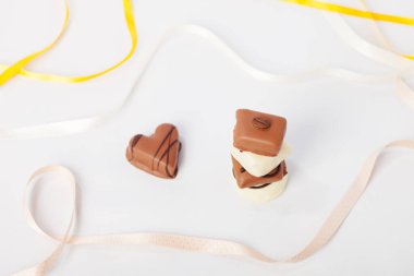 Kurdeleli neşeli çikolata şekerlemeleri.