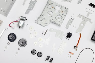 Eski elektronik parçalar düzleştirildi