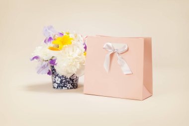 Yay ve çiçekli zarif bir hediye paketi.