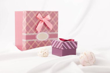 İpek tekstil üzerinde hediye kutuları