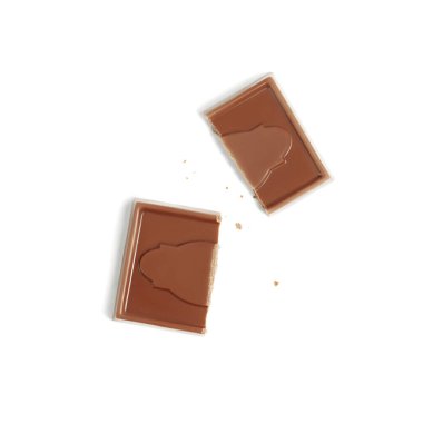 Ekmek kırıntılarıyla iki parçaya ayrılmış sütlü çikolata.