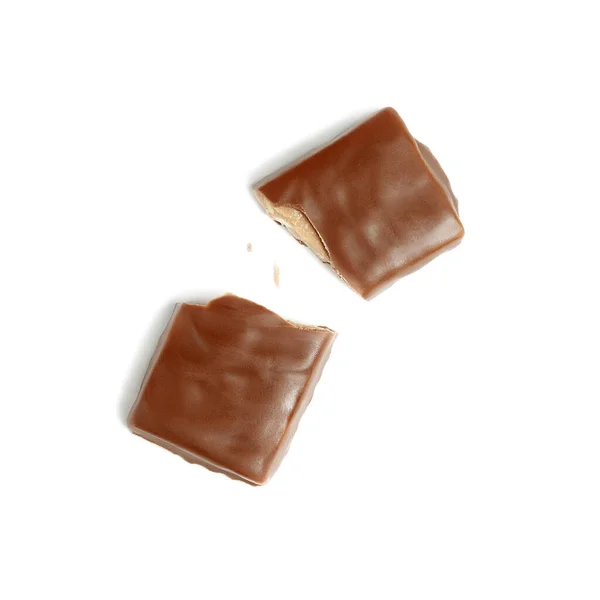 Čokoládová tyčinka rozdělena na dvě poloviny s drobky na bílém — Stock fotografie