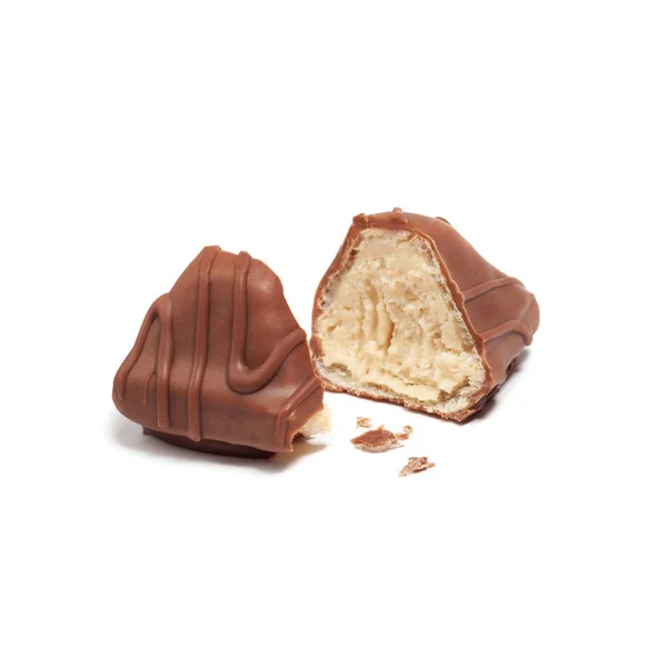 Caramelo decorado con glaseado de chocolate roto en dos mitades en w — Foto de Stock
