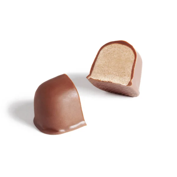 Čokoládové Bonbóny Nugátem Rozdělené Dvě Poloviny Sladké Izolované Přirozeným Stínem — Stock fotografie