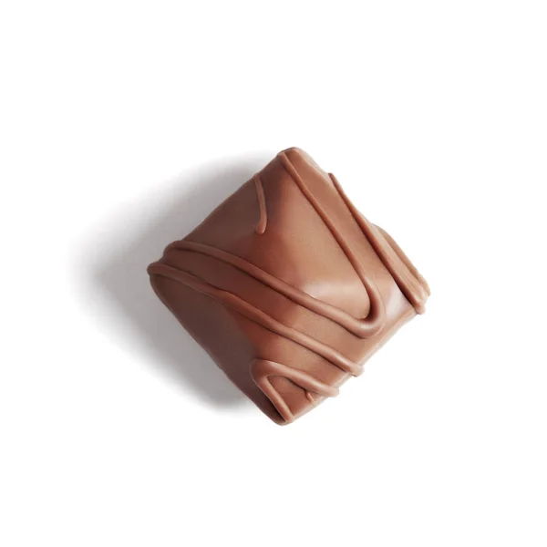Caramelo decorado con glaseado de chocolate en blanco, aislado — Foto de Stock