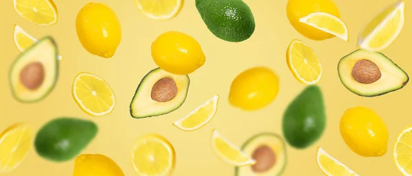 Mezcla Ingredientes Aguacate Limón Entero Medio Rebanado Frutas Creativas Voladoras — Foto de Stock