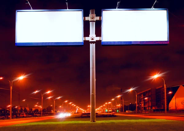 Dwa duże billboardy białego oświetlenia ulicy w nocy — Zdjęcie stockowe
