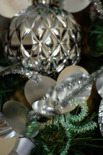 Gümüş ve beyaz Noel ağacı süslemeleri — Stok fotoğraf
