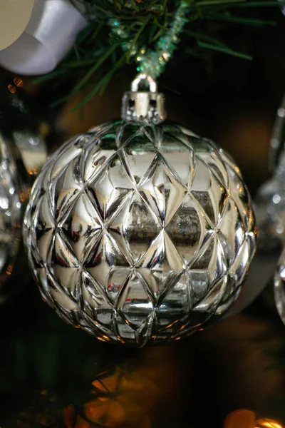 Gümüş ve beyaz Noel ağacı süslemeleri — Stok fotoğraf