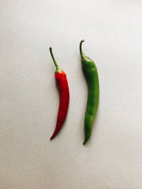 Beyaz arka plan üzerinde izole sıcak biber. 