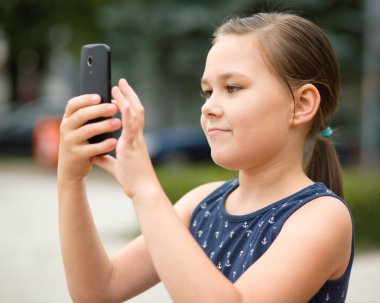 Kız akıllı telefon kullanıyor