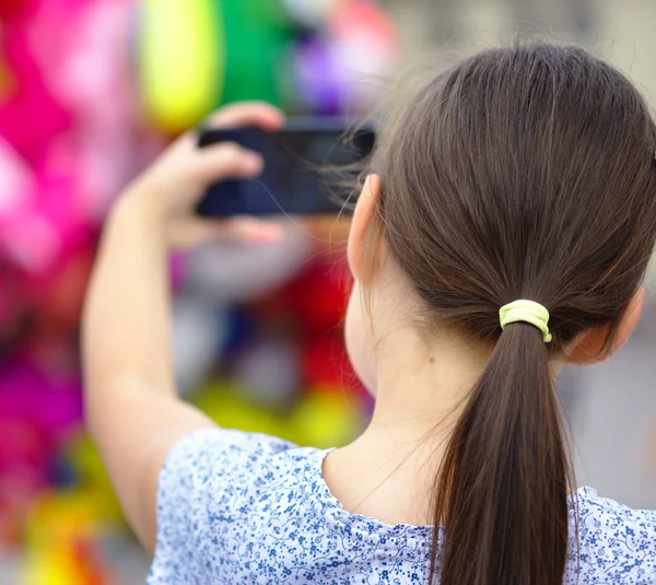 Menina está usando smartphone — Fotografia de Stock