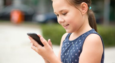 Kız akıllı telefon kullanıyor