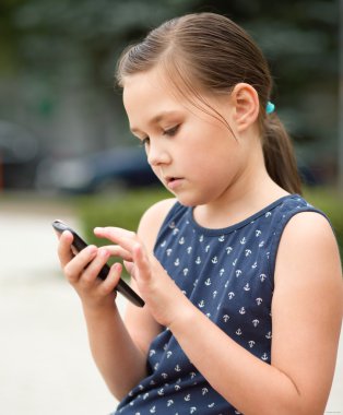 Kız akıllı telefon kullanıyor