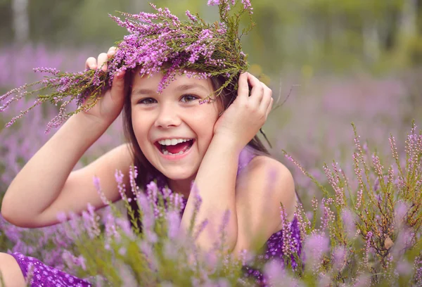 Chica en flores de brezo — Foto de Stock