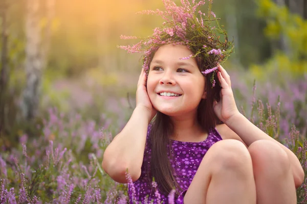 Girl in heather flowers — Stock Photo, Image