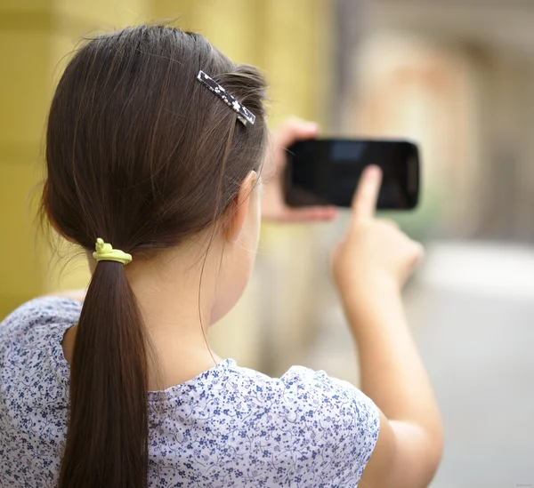 Mädchen nutzt Smartphone — Stockfoto