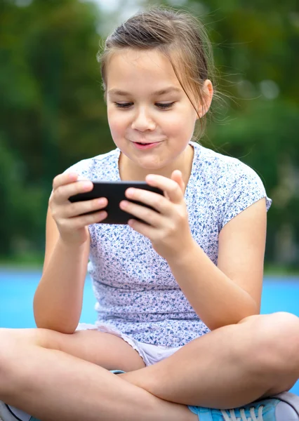 女孩使用智能手机 — 图库照片