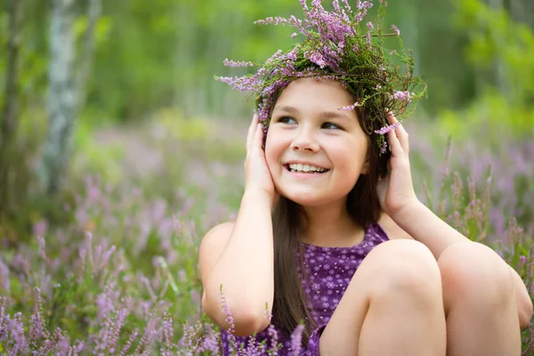 Girl in heather flowers — Stock Photo, Image