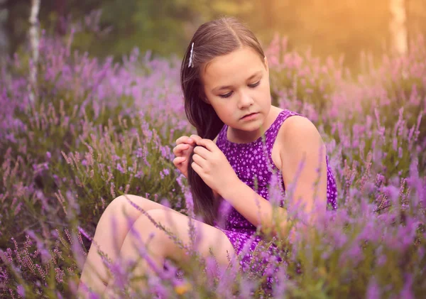 Girl in heather flowers — Stock Photo, Image