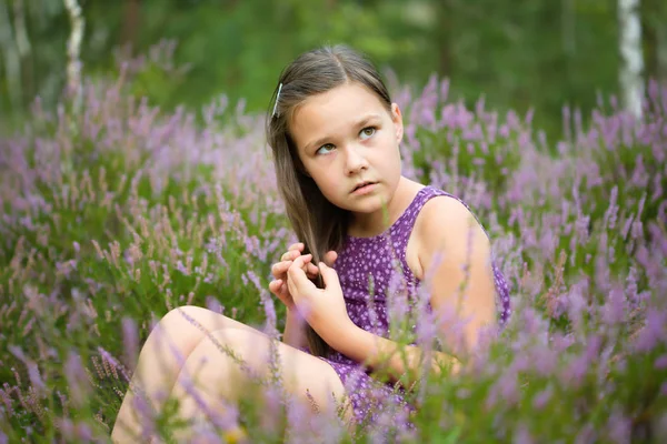 Ragazza in fiori di erica — Foto Stock