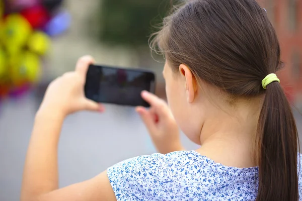 Menina está usando smartphone — Fotografia de Stock