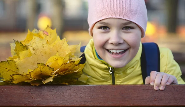 Ritratto di una bambina nel parco autunnale — Foto Stock