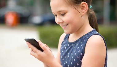 Kız akıllı telefon kullanıyor