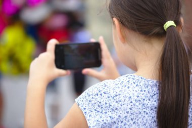 Kız akıllı telefon kullanıyor