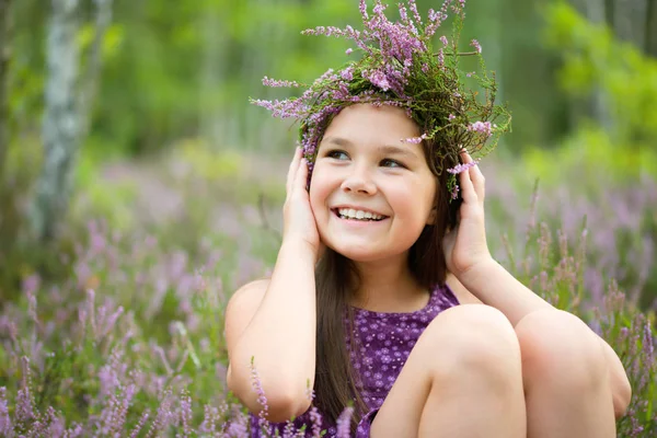 Girl in heather flowers — Stock Photo, Image