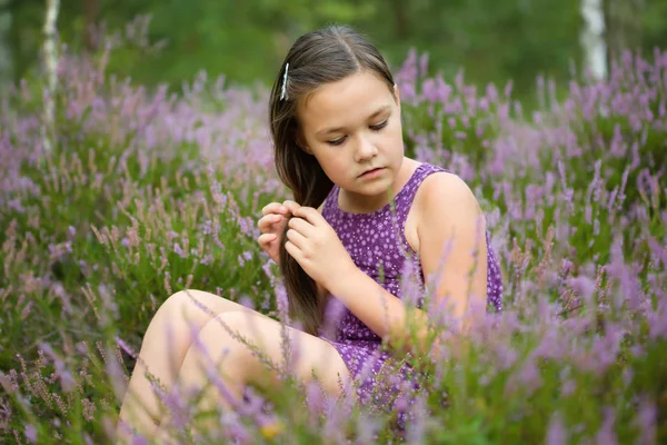 Girl in heather flowers — Stock Photo, Image