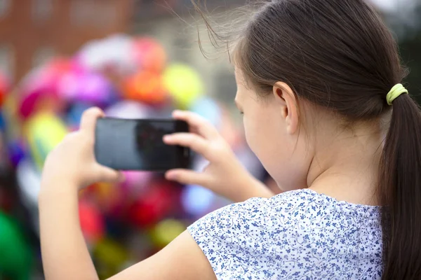 女の子は、スマート フォンを使用しています。 — ストック写真