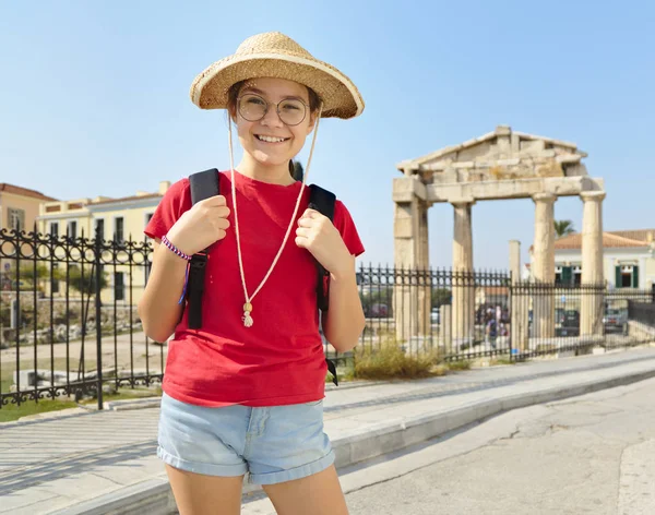Chica feliz está de pie en la calle de Atenas cerca del Foro Romano, Grecia —  Fotos de Stock