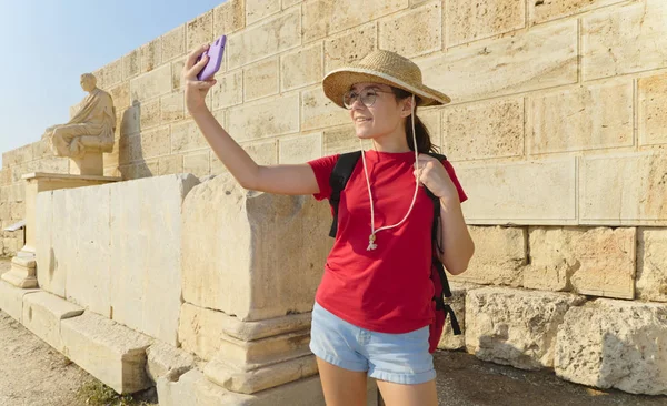 Mädchen macht Selfies in Athen, Griechenland — Stockfoto