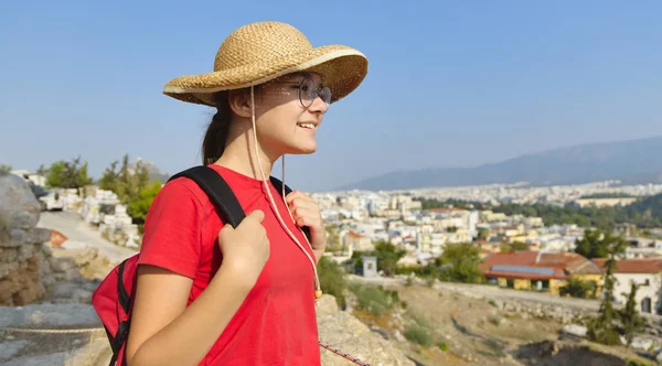 A menina está de pé na estrada antiga em Atenas, Grécia — Fotografia de Stock