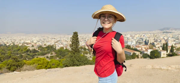 Meisje staat op de heuvel en kijkt naar Athene, Griekenland Stockfoto