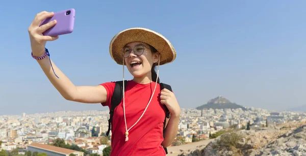 Ragazza sta prendendo selfie ad Atene, Grecia Foto Stock